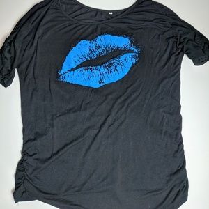 Blue lips tee